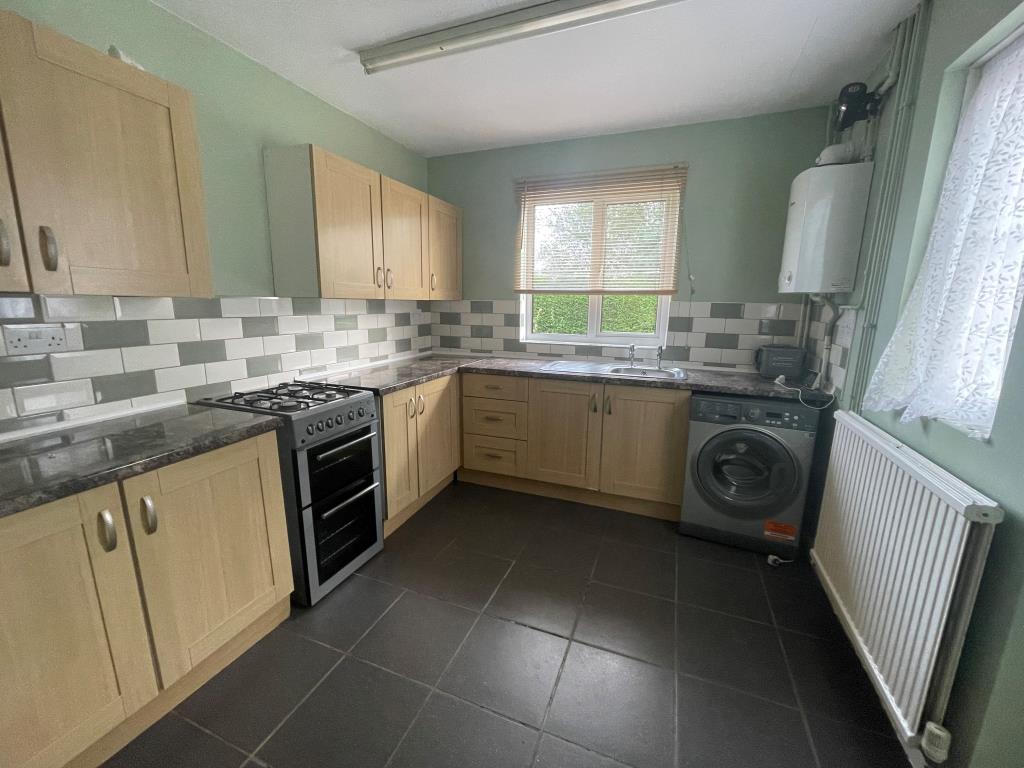 Lot: 145 - DETACHED COTTAGE ON TWO ACRE PLOT WITH DILAPIDATED BARN AND HARDSTANDING - Kitchen